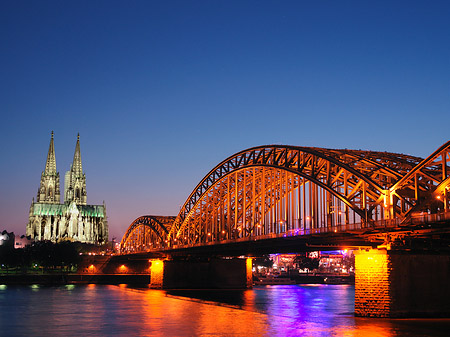 Kölner Dom hinter der Hohenzollernbrücke Foto 