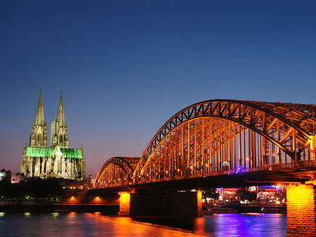 Kölner Dom hinter der Hohenzollernbrücke Fotos