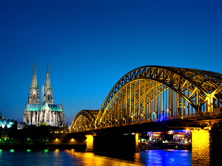 Kölner Dom hinter der Hohenzollernbrücke Foto 