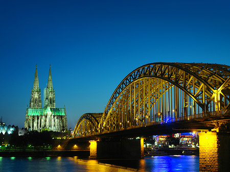 Fotos Kölner Dom hinter der Hohenzollernbrücke