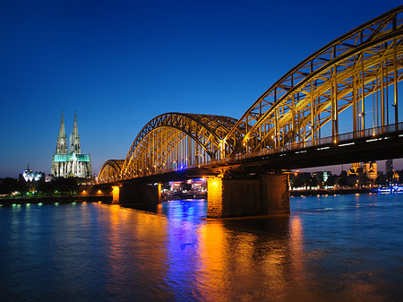 Fotos Kölner Dom hinter der Hohenzollernbrücke