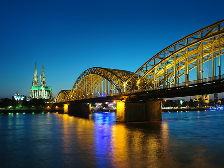 Kölner Dom hinter der Hohenzollernbrücke