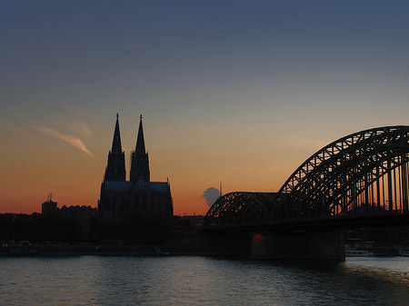 Kölner Dom hinter der Hohenzollernbrücke Fotos