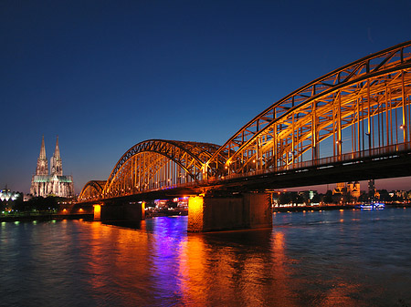 Foto Kölner Dom hinter der Hohenzollernbrücke