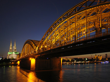 Foto Kölner Dom hinter der Hohenzollernbrücke - Köln