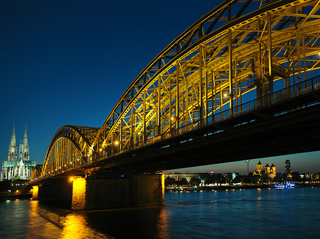 Foto Kölner Dom hinter der Hohenzollernbrücke