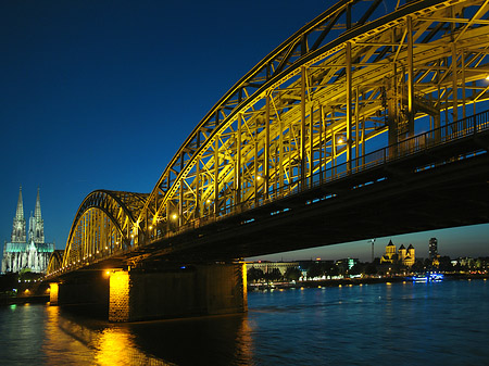 Kölner Dom hinter der Hohenzollernbrücke Foto 