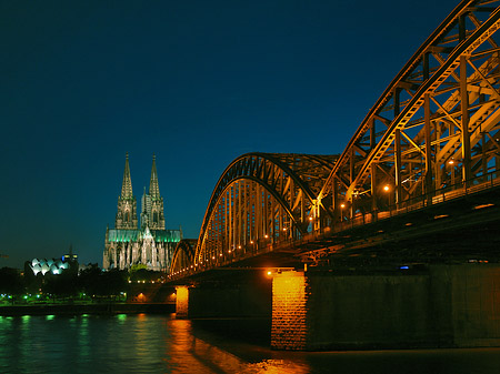 Kölner Dom hinter der Hohenzollernbrücke