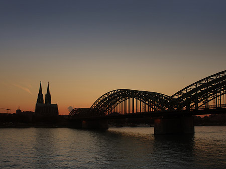 Foto Kölner Dom hinter der Hohenzollernbrücke