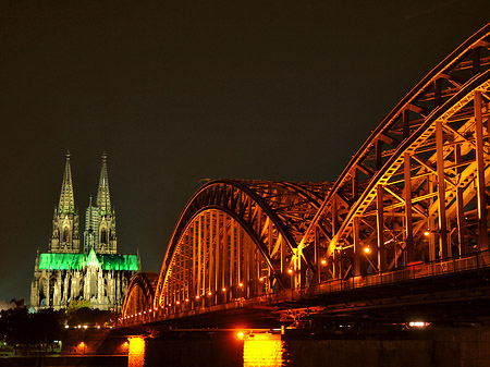 Kölner Dom hinter der Hohenzollernbrücke