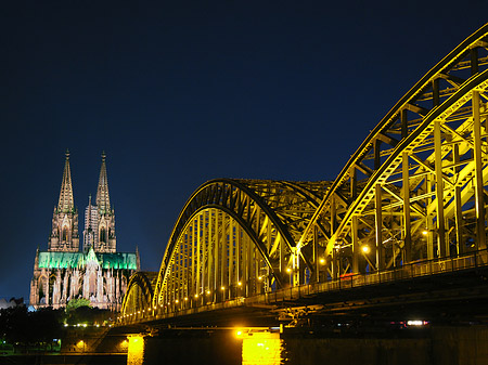 Kölner Dom hinter der Hohenzollernbrücke