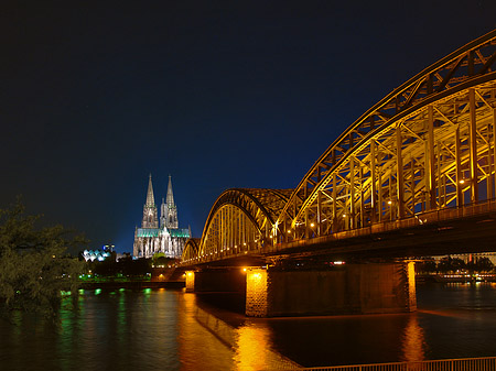 Kölner Dom hinter der Hohenzollernbrücke