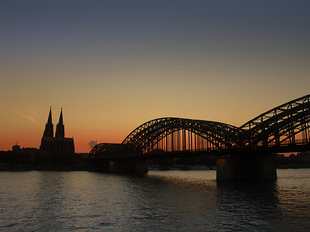 Kölner Dom hinter der Hohenzollernbrücke Foto 