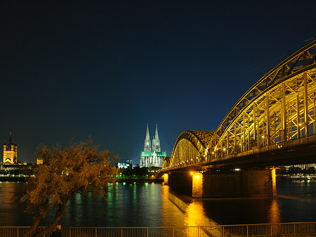 Fotos Kölner Dom hinter der Hohenzollernbrücke | Köln