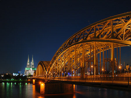 Fotos Kölner Dom hinter der Hohenzollernbrücke | Köln