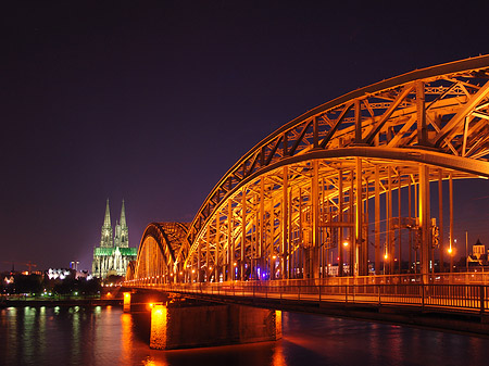 Kölner Dom hinter der Hohenzollernbrücke Fotos