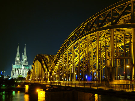 Foto Kölner Dom hinter der Hohenzollernbrücke - Köln