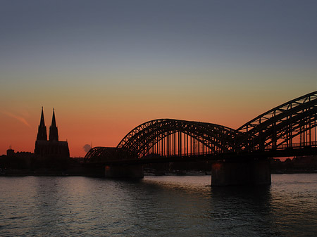 Kölner Dom hinter der Hohenzollernbrücke Fotos