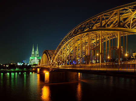 Foto Kölner Dom hinter der Hohenzollernbrücke