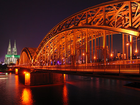 Kölner Dom hinter der Hohenzollernbrücke