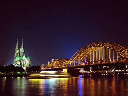 Kölner Dom hinter der Hohenzollernbrücke Fotos