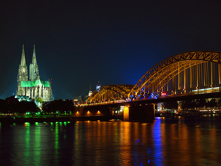 Foto Kölner Dom hinter der Hohenzollernbrücke