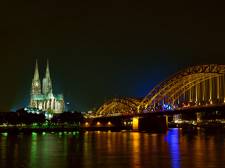 Foto Kölner Dom hinter der Hohenzollernbrücke