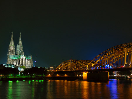 Kölner Dom hinter der Hohenzollernbrücke