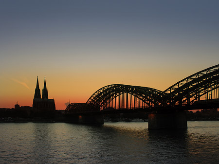 Foto Kölner Dom hinter der Hohenzollernbrücke - Köln