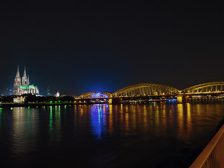 Foto Kölner Dom hinter der Hohenzollernbrücke