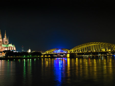 Fotos Kölner Dom hinter der Hohenzollernbrücke | Köln