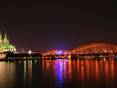 Foto Kölner Dom hinter der Hohenzollernbrücke - Köln