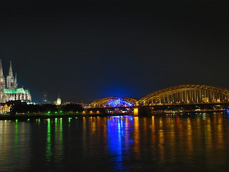 Fotos Kölner Dom hinter der Hohenzollernbrücke | Köln