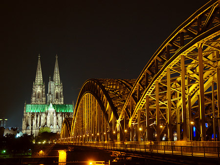 Kölner Dom hinter der Hohenzollernbrücke