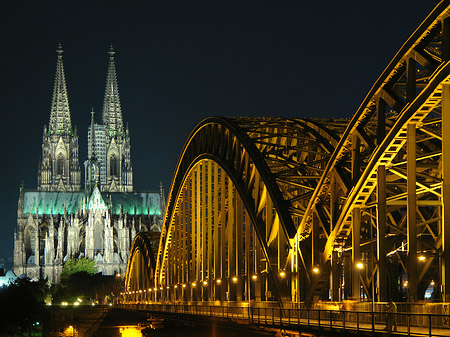 Fotos Kölner Dom hinter der Hohenzollernbrücke