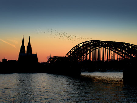 Kölner Dom hinter der Hohenzollernbrücke Fotos