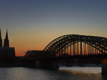 Kölner Dom hinter der Hohenzollernbrücke Foto 