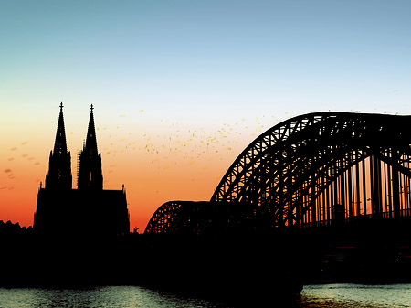 Kölner Dom hinter der Hohenzollernbrücke Foto 