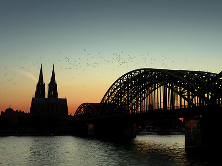 Foto Kölner Dom hinter der Hohenzollernbrücke - Köln