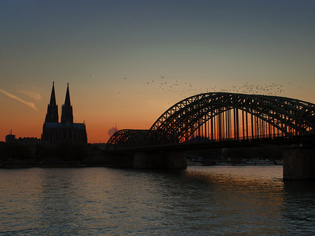 Foto Kölner Dom hinter der Hohenzollernbrücke