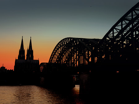 Kölner Dom hinter der Hohenzollernbrücke