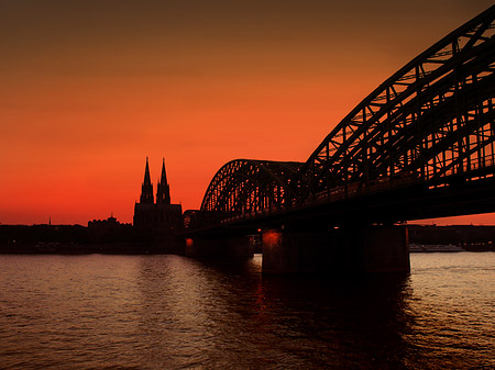 Kölner Dom hinter der Hohenzollernbrücke Fotos