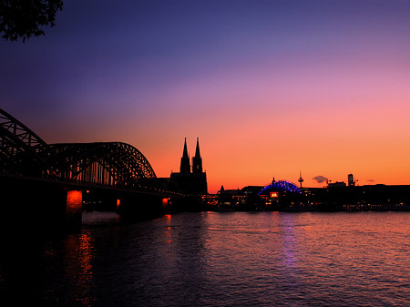 Foto Kölner Dom hinter der Hohenzollernbrücke - Köln