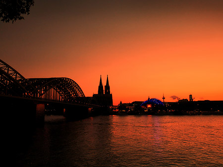 Foto Kölner Dom hinter der Hohenzollernbrücke - Köln