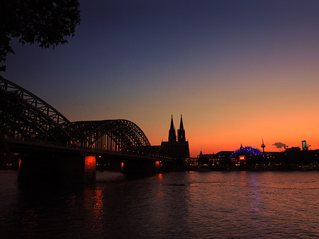 Kölner Dom hinter der Hohenzollernbrücke