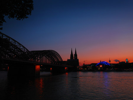 Foto Kölner Dom hinter der Hohenzollernbrücke