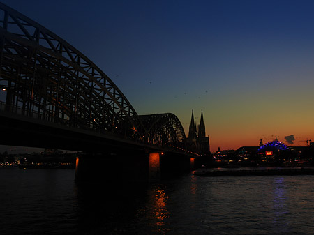 Foto Kölner Dom hinter der Hohenzollernbrücke - Köln