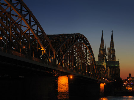 Kölner Dom hinter der Hohenzollernbrücke Foto 