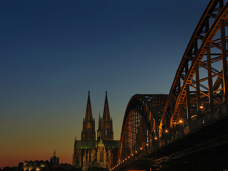 Fotos Kölner Dom hinter der Hohenzollernbrücke