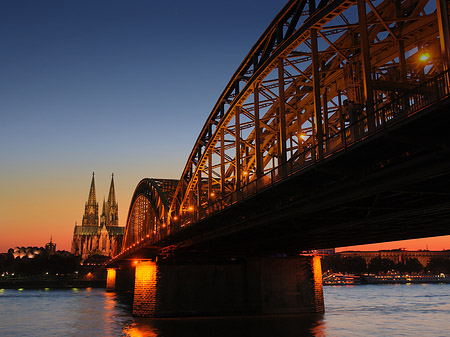 Kölner Dom hinter der Hohenzollernbrücke